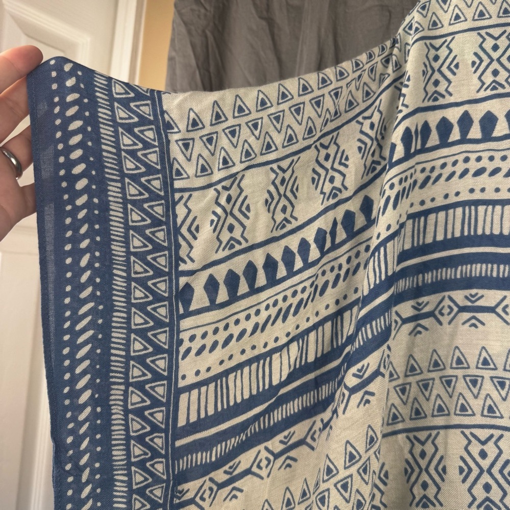 Blue and White Patterned Short Kimono Lightweight - Picture 3 of 5